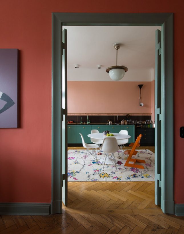 Witte ronde tafel op een groot vloerkleed Witte ronde tafel op een groot vloerkleed