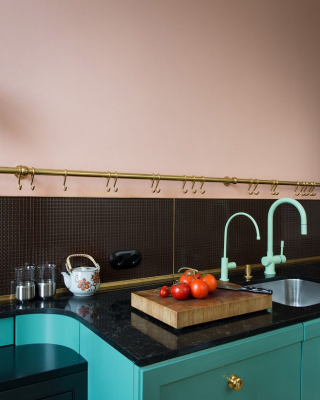 Gouden stang met s-haken voor het ophangen van keukengerei Gouden stang met s-haken voor het ophangen van keukengerei