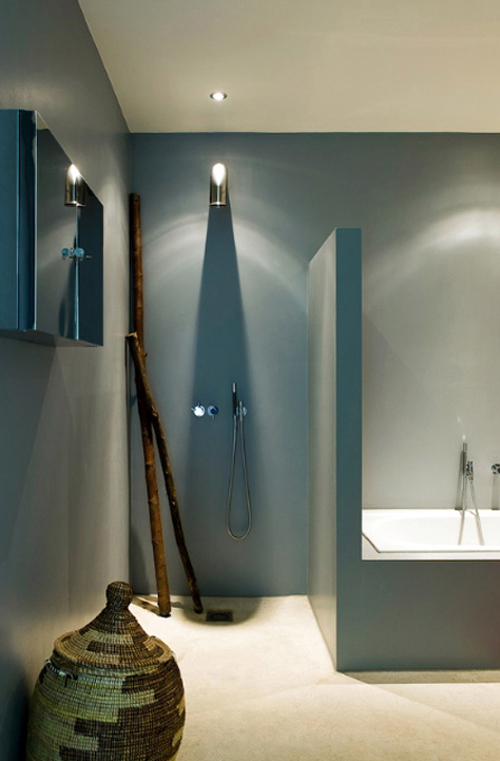 Strak gestuukte wand tussen inloopdouche en bad