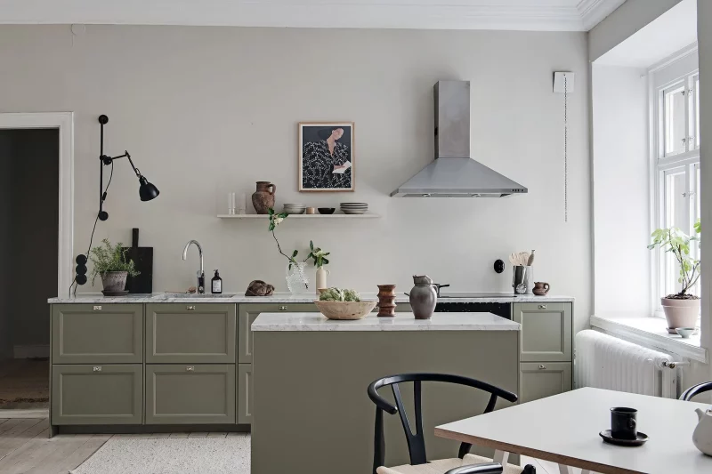 Super mooie olijfgroene keuken met keukeneiland, gecombineerd met een wit marmeren werkblad.