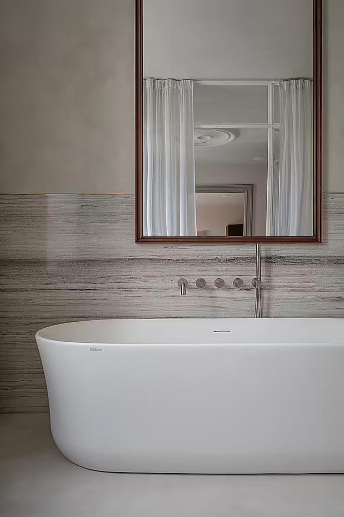  Rina Lovko Studio koos voor een mooie klassiek spiegel boven het vrijstaande bad in deze chique badkamer. | Fotografie: Yevhenii Avramenko