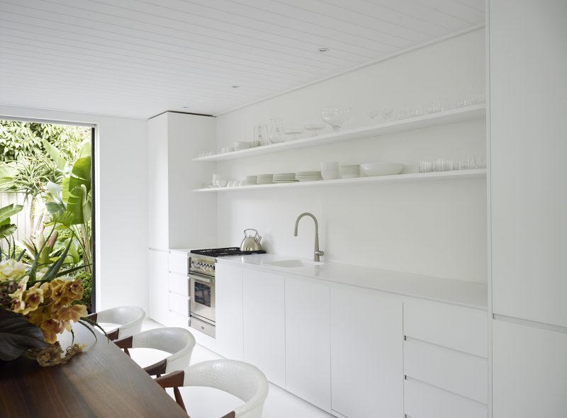 Moderne witte keukenkasten, werkblad en wandplanken