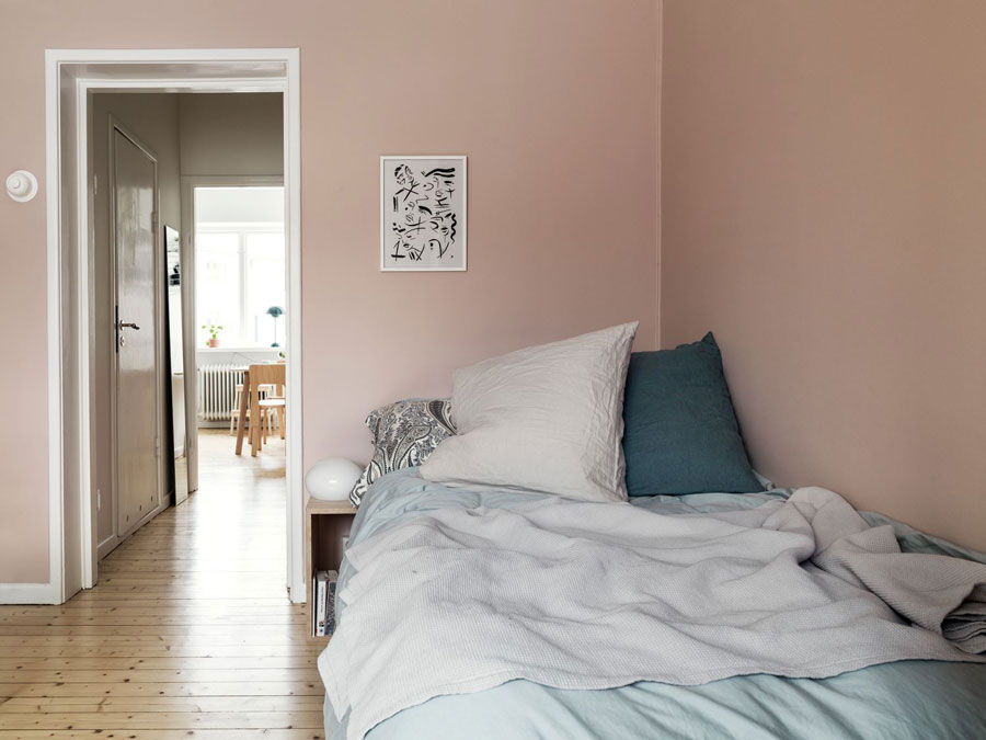 Mooie woonkamer slaapkamer combinatie in een klein eenkamerappartement van 30m2