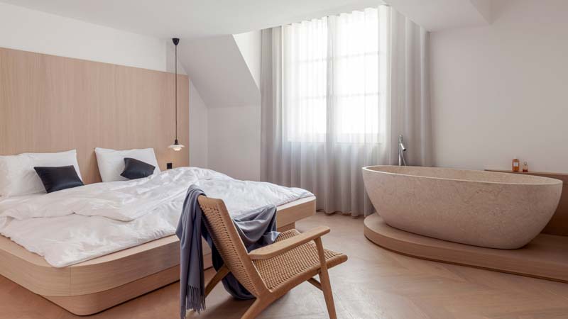 natuurstenen vrijstaand bad in slaapkamer natuurstenen vrijstaand bad in slaapkamer