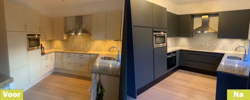 De nieuwe donkerblauwe keukenfrontjes via Omni deurtjes zien er geweldig uit! | Bron: Omni-deurtjes.nl
