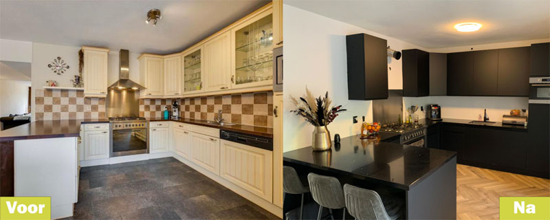 Deze keuken ziet er als nieuw uit met de nieuwe moderne zwarte keukenfrontjes via Omni deurtjes | Bron: Omni-deurtjes.nl