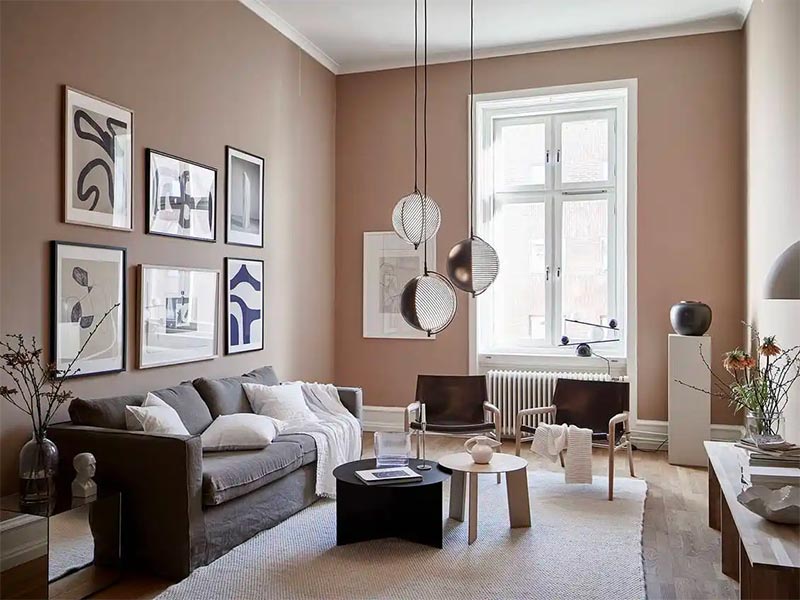 Nude kleur muren en contrasterende meubels en details.