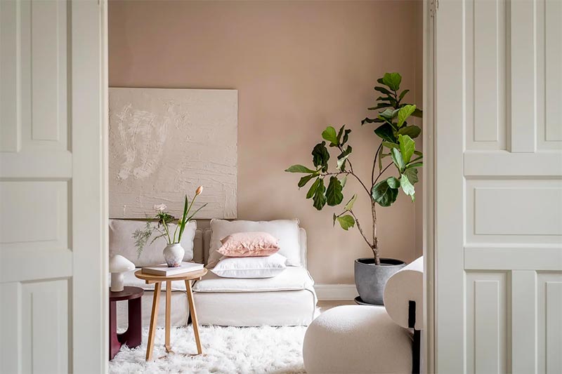 Een nude kleur muur is de perfecte basis voor een mooi zacht interieur.