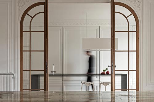 Mooie glazen deuren met houten kozijnen in klassieke moderne keuken Mooie glazen deuren met houten kozijnen in klassieke moderne keuken