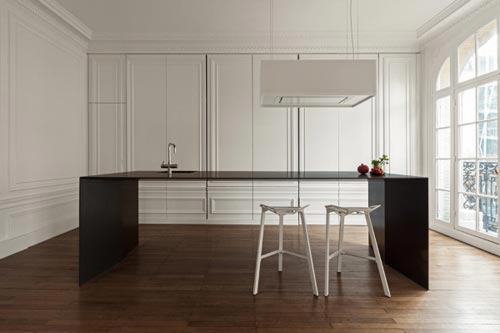 Modern klassieke keuken met minimalistisch kookeiland Modern klassieke keuken met minimalistisch kookeiland