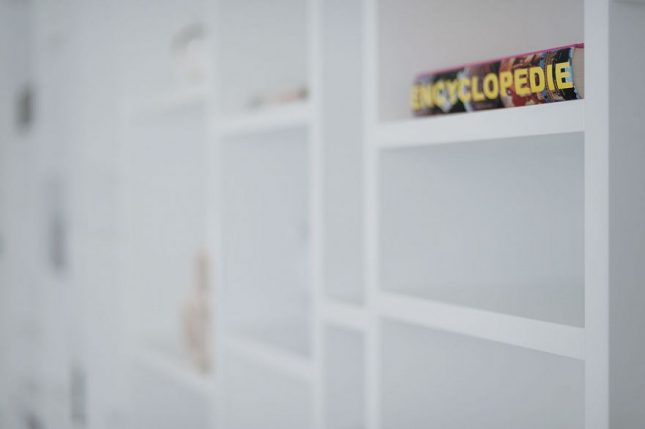 Op maat gemaakte open witte wandkast