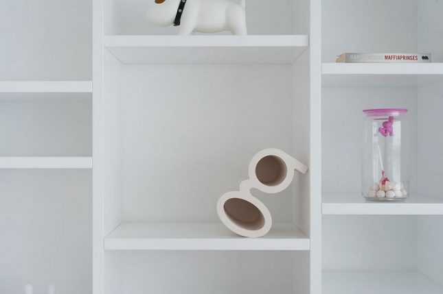 Op maat gemaakte open witte wandkast