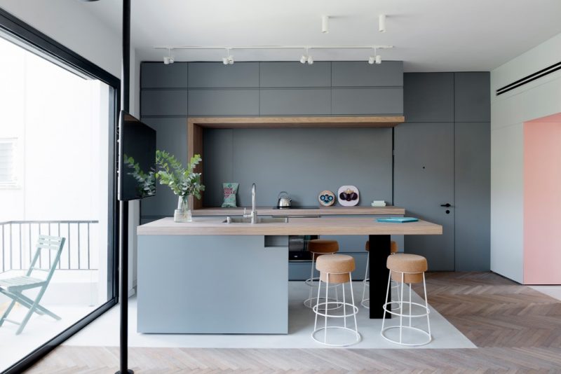 Open keuken met eiland in klein appartement van 55m2