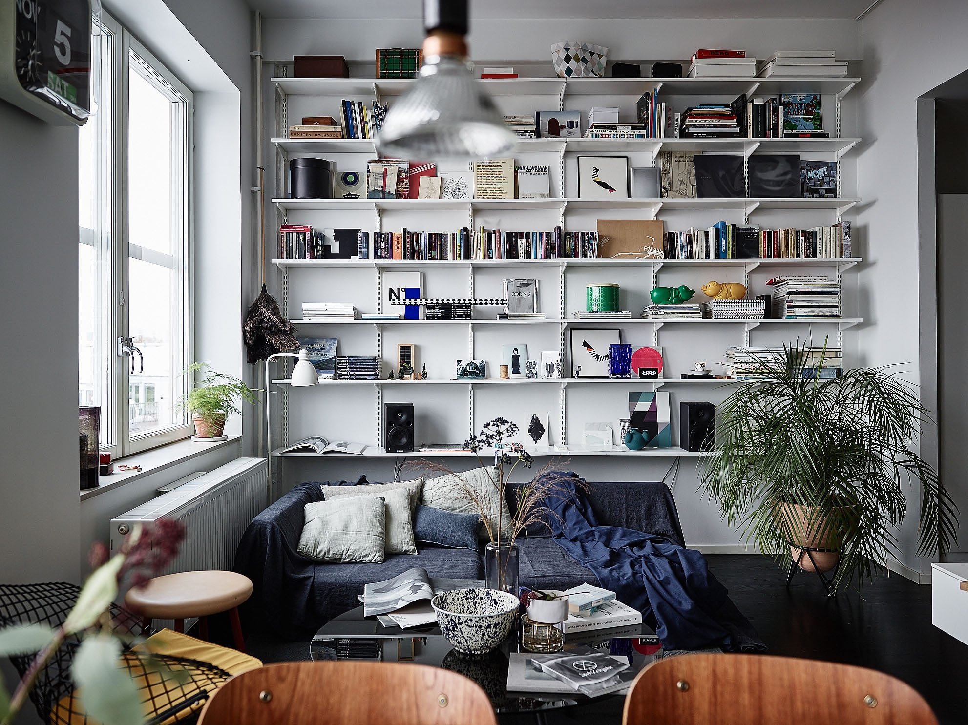 open-planken-hele-muur-woonkamer