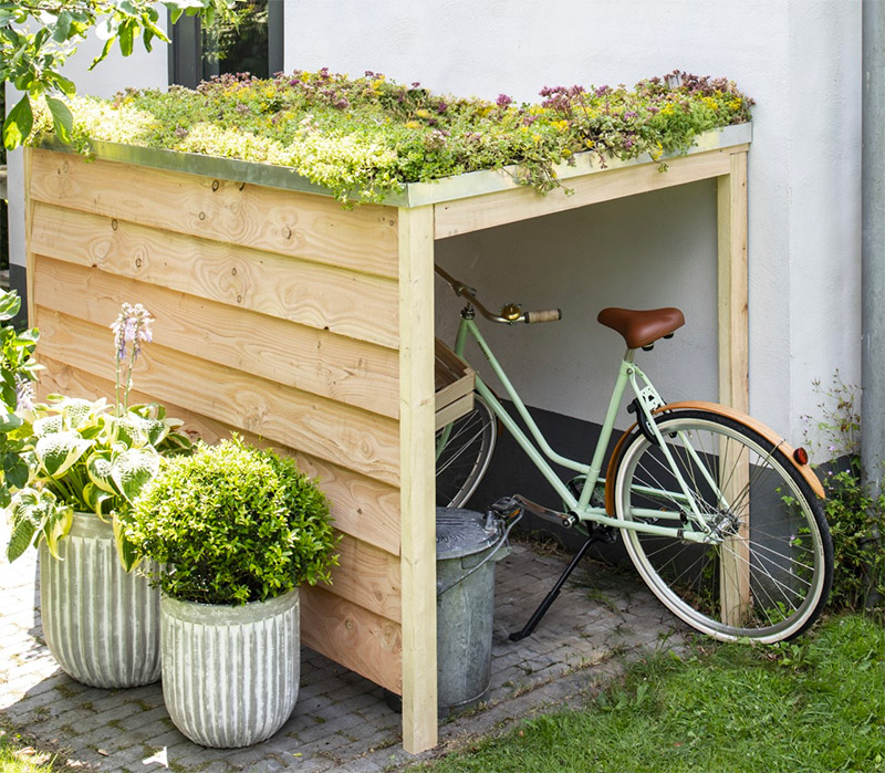 Een compacte houten fietsenstalling met groendak. Klik hier voor meer informatie of om een offerte aan te vragen.