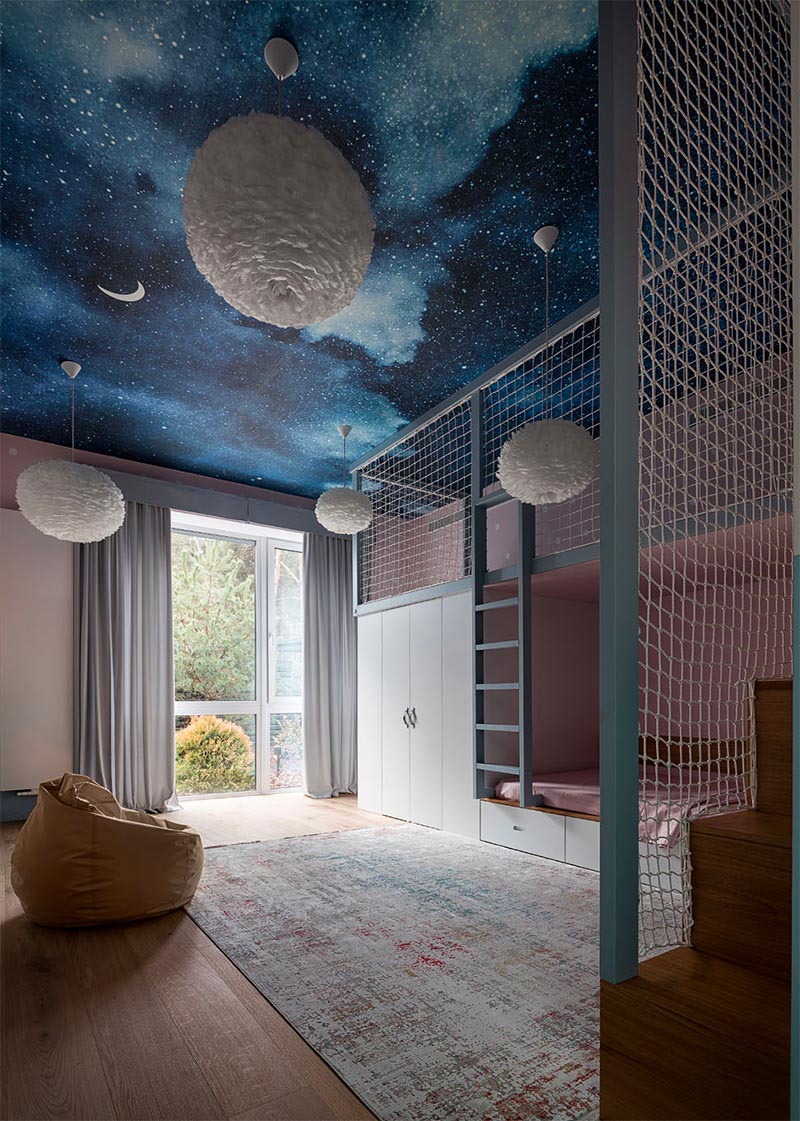 Interieur- en architectenstudio Martins kozen voor de super leuke kinderkamer van het project Villa M voor een super leuke plafondschildering met blauwe lucht, sterren en de maan. | Fotografie: Andrey Avdeenko