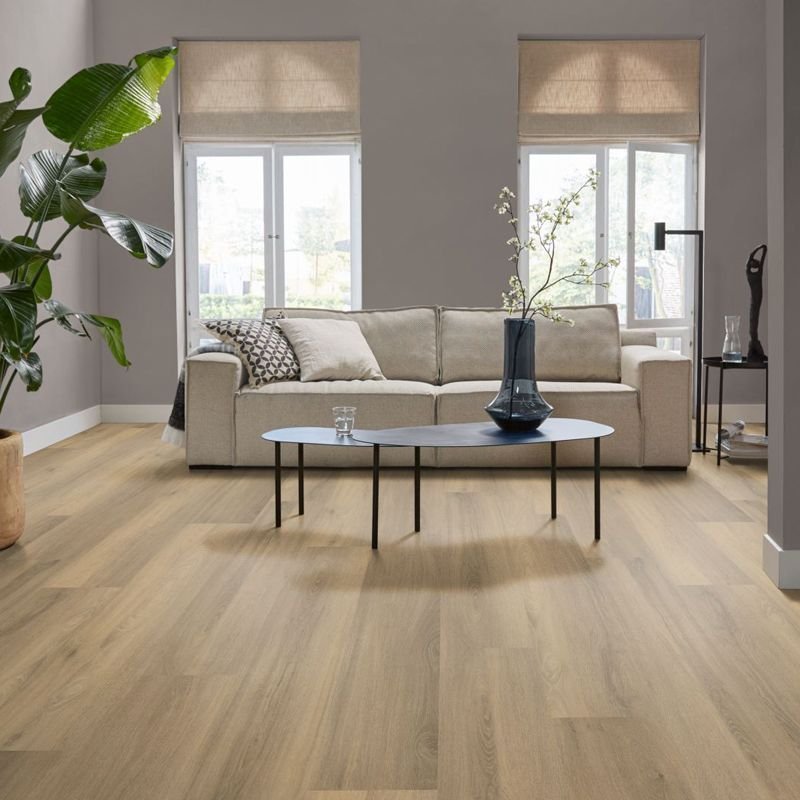 Deze houtlook PVC vloer van Ambiant is bijna niet te onderscheiden van een echte houten vloer.