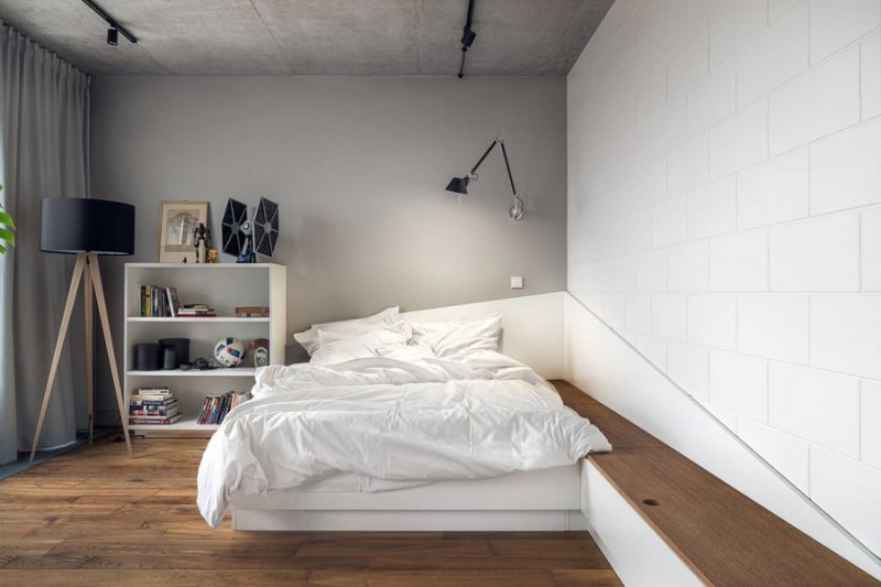 In hetzelfde appartement, ontworpen door Bauhuis, is er railverlichting in U-vorm geïnstalleerd in de slaapkamer met werkplek.
