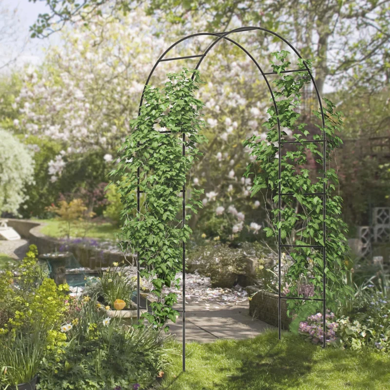 Geef je tuin een romantisch tintje met een mooie rozenboog met klimplanten.