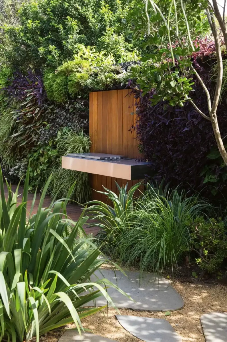 Landschapsontwerper Matt Cantwell voegde een verticale tuin aan deze tuin met geluidsabsorberende eigenschappen 

