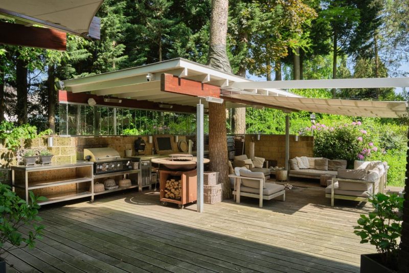 In deze ruime luxe tuin is een super mooi en romantisch overdekt plekje gecreëerd met een loungeset.
