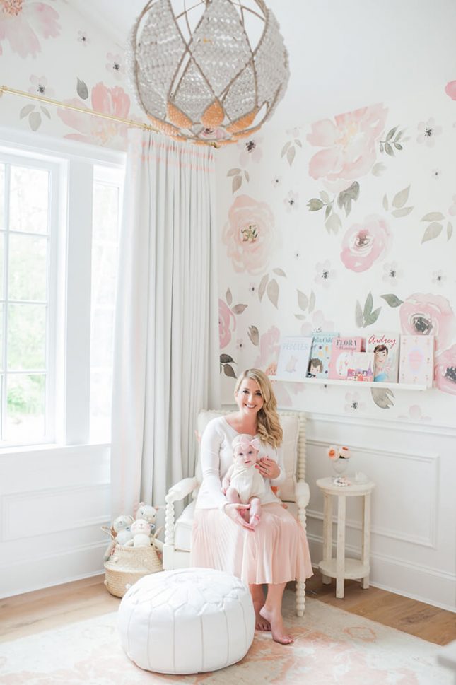 Roze babykamer met bloemenbehang