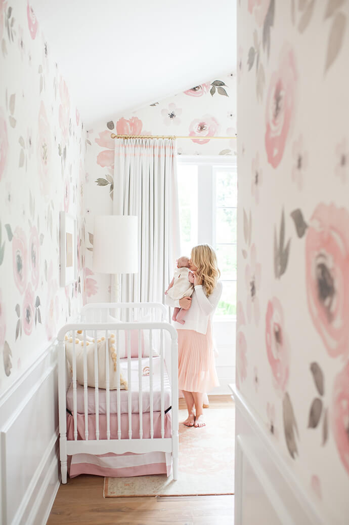 roze bloemetjesbehang babykamer