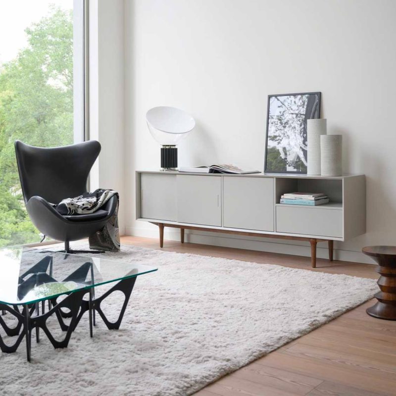 Het Ruijch Retro Sand Grey Dressoir is een ontwerp van Ruijch. De Retro collectie van het Nederlandse designlabel kenmerkt zich door een typische jaren 60 ‘retro’ stijl gecombineerd met een hedendaagse, minimalistische uitstraling. Het royale asymmetrische Retro Sand Grey dressoir heeft twee schuifdeuren aan de linkerzijde met elk een minimalistische uitsparing als handgreep. Hier verkrijgbaar voor € 2.199.