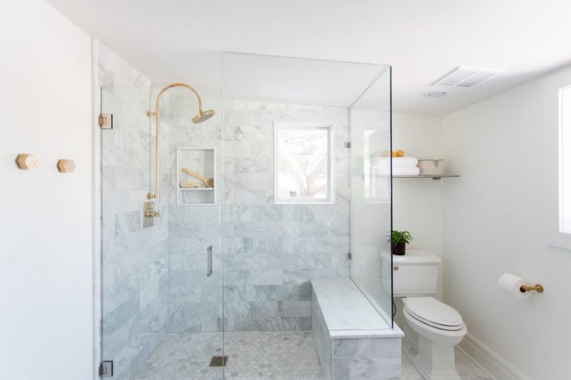 Ruime inloopdouche met vaste bank