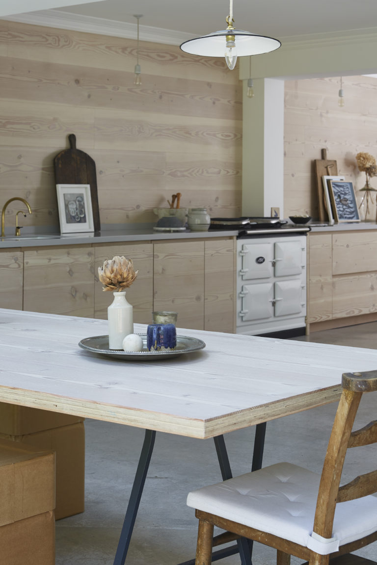 Stoere eettafel van multplex Stoere eettafel van multplex
