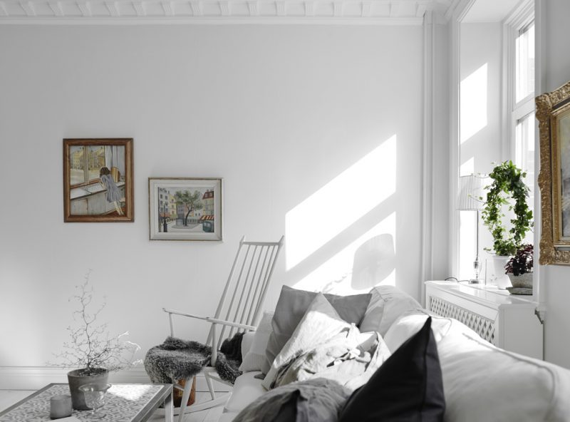 Ruime, lichte woonkamer met half open keuken