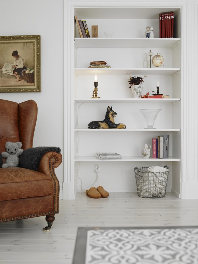 Ruime, lichte woonkamer met half open keuken