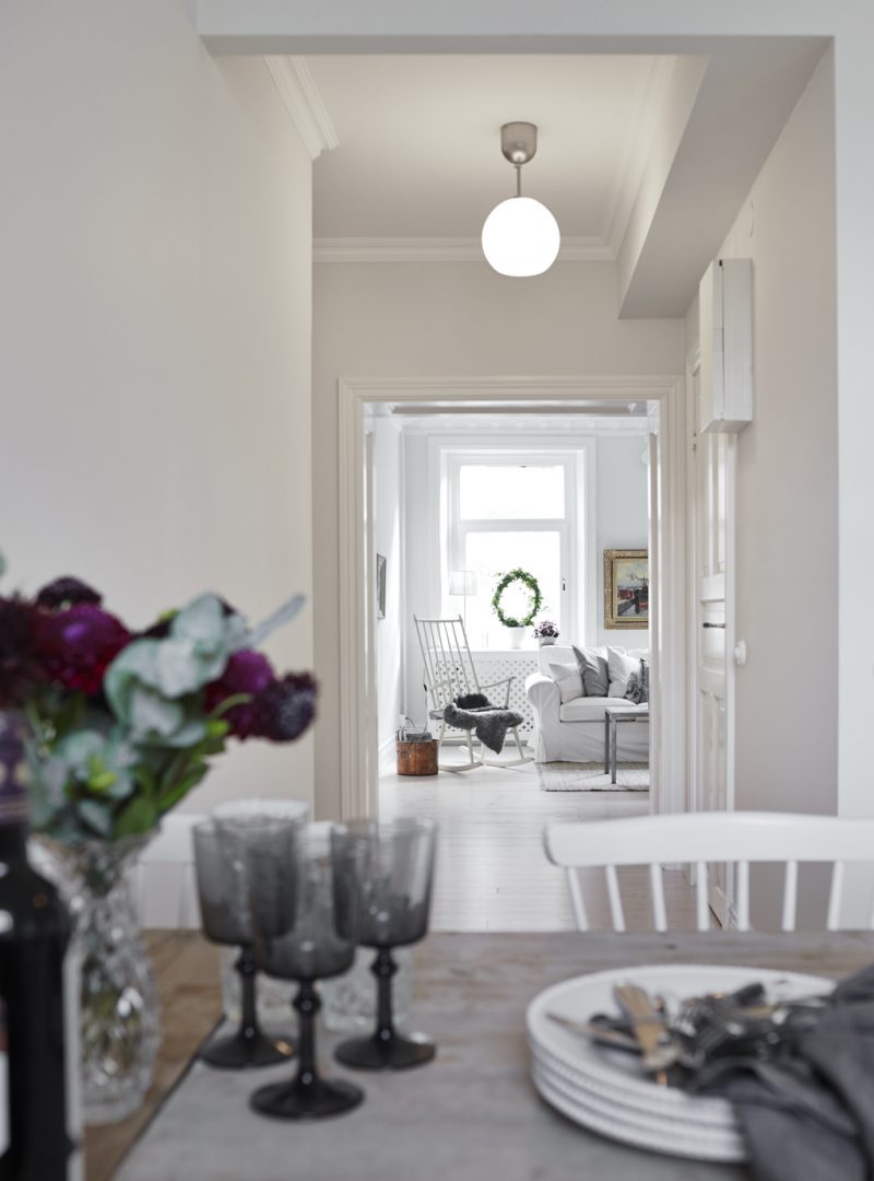 Ruime, lichte woonkamer met half open keuken