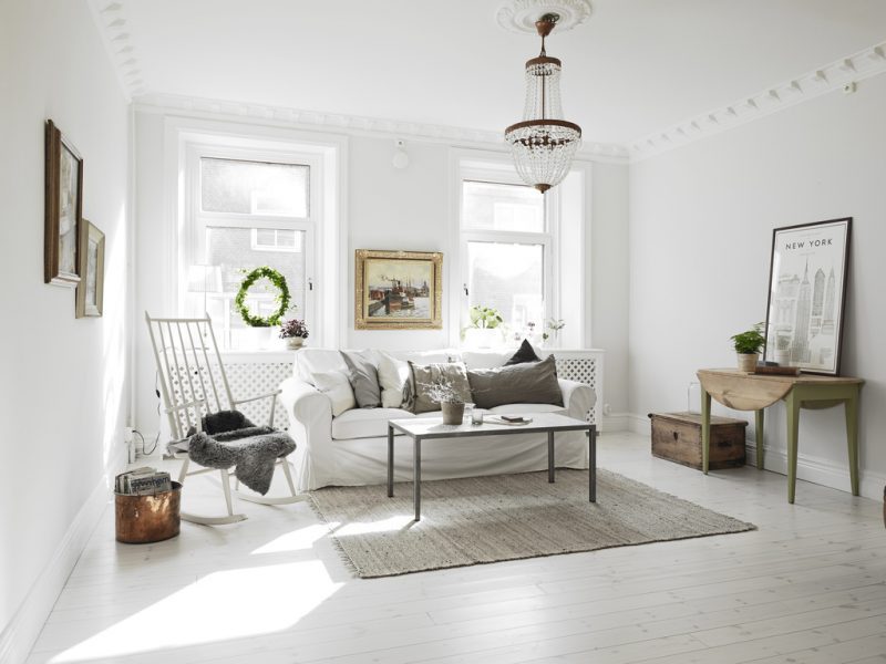 Ruime, lichte woonkamer met half open keuken