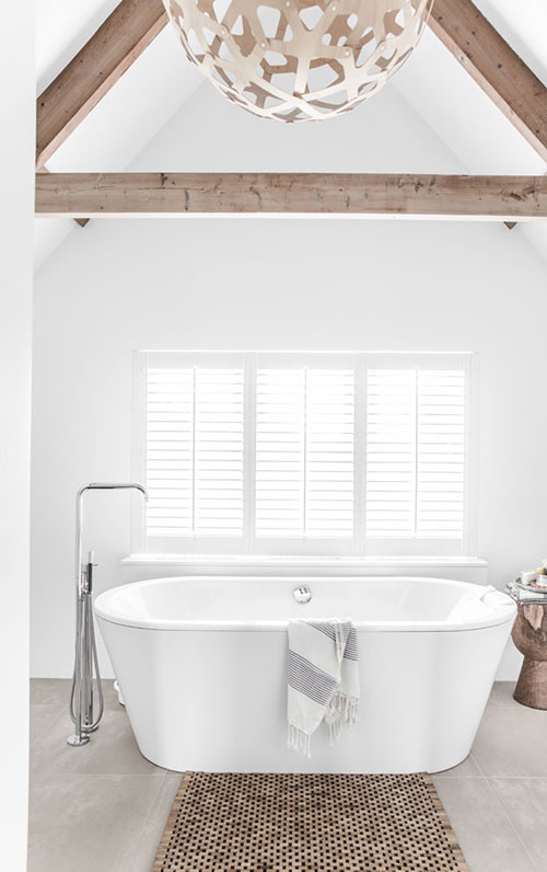 Rustieke badkamer met puntdak