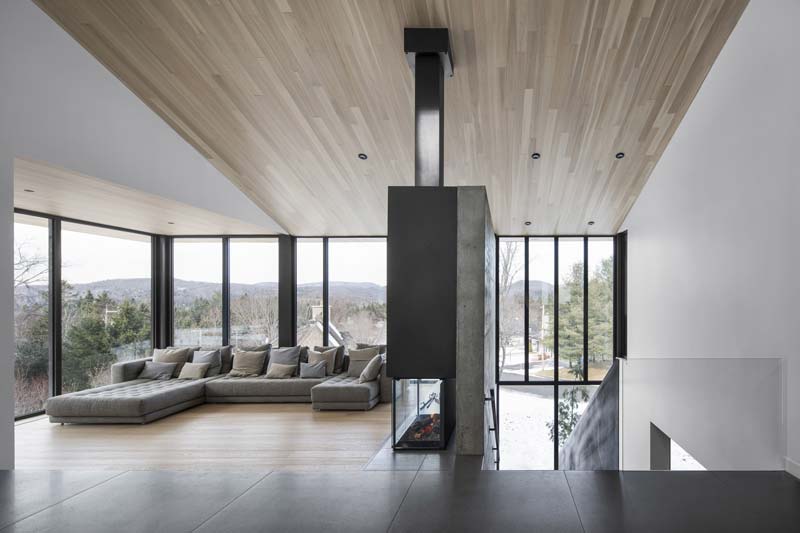 Ruwe betonnen en stalen trap