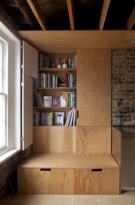 Multiplex bank in keuken met opbergruimte en boekenkast