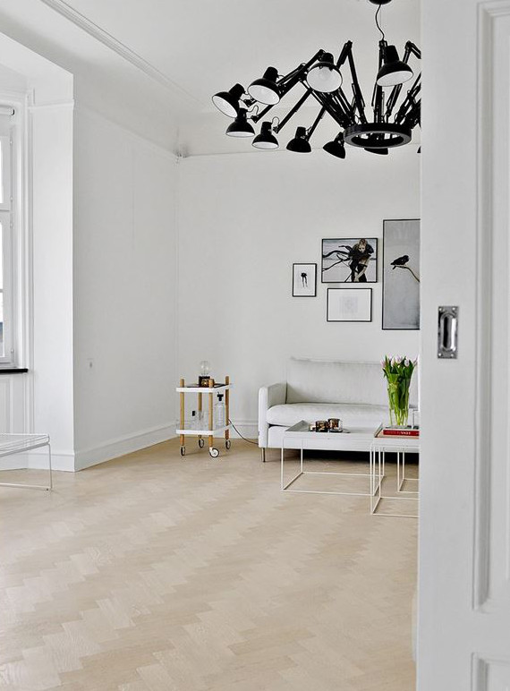 In dit Scandinavisch en minimalistisch appartement worden de mooie originele details omarmd. Klik hier voor meer foto's.