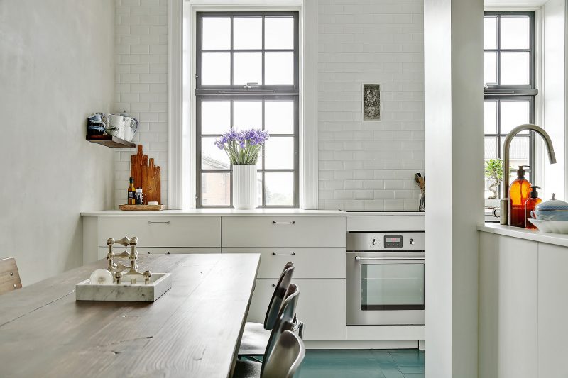 Witte metrotegels aan keuken achterwand in combinatie met witte kasten