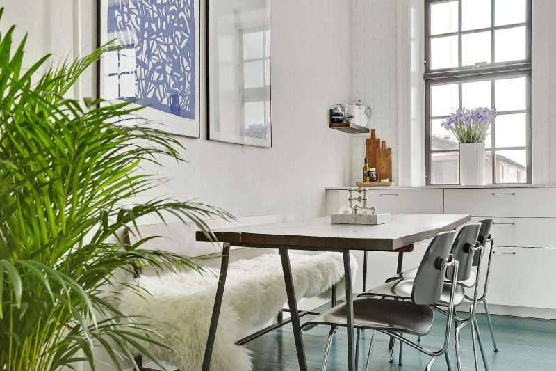 Vintage eettafel met poten van IKEA, eetbank en eetkamerstoelen Vintage eettafel met poten van IKEA, eetbank en eetkamerstoelen