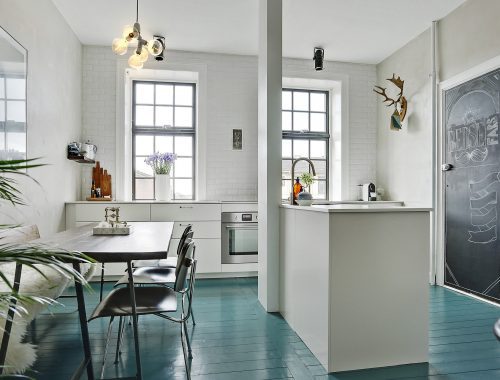 Scandinavische keuken met blauwe vloer