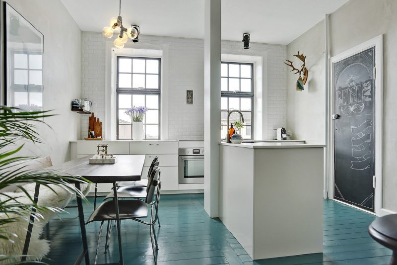 Keuken met eiland aan steunpilaar Keuken met eiland aan steunpilaar