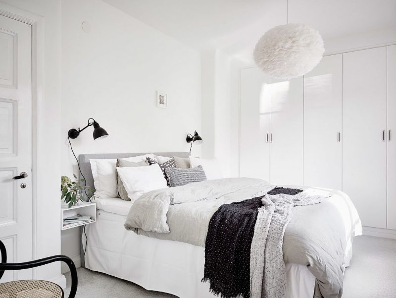Scandinavische slaapkamer met inbouwkast uit Göteborg