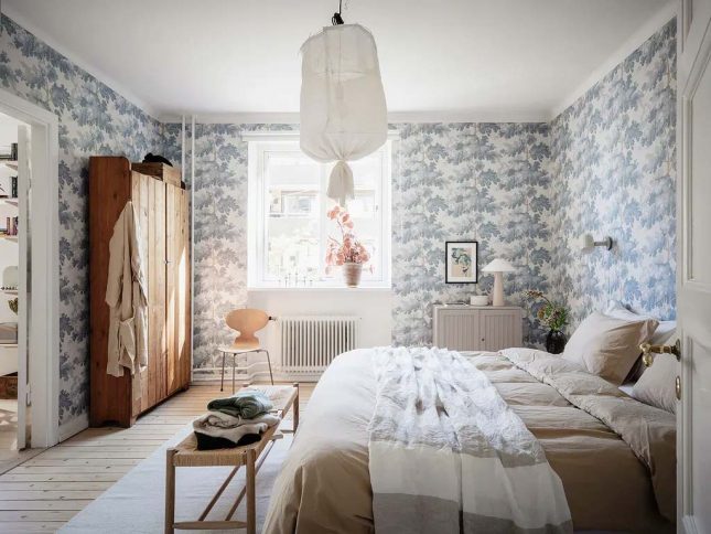 scandinavische slaapkamer met behang
