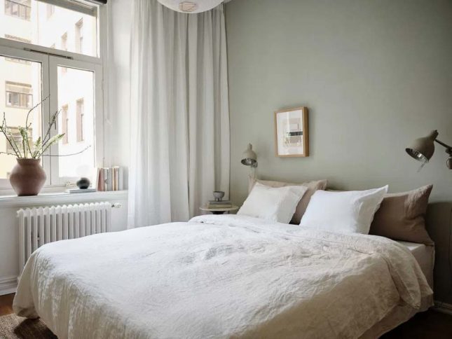 scandinavische slaapkamer met groene muren