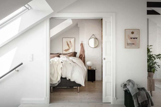 scandinavische slaapkamer schuine wanden