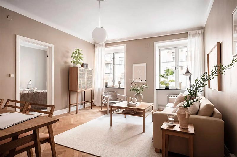 Super mooie Scandinavische woonkamer met een ton sur ton kleurenpallet met warme natuurlijke tinten en materialen.