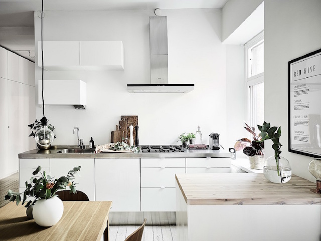 Scandinavische woonkamer met zwart, wit en bruintinten