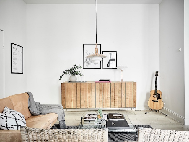 Scandinavische woonkamer met zwart, wit en bruintinten