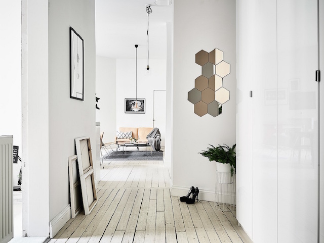 Scandinavische woonkamer met zwart, wit en bruintinten